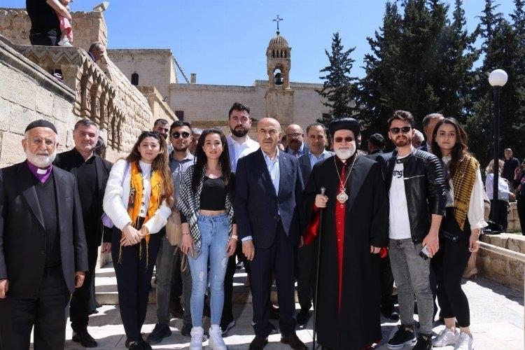 Mardin Valisi Demirtaş Süryani vatandaşların Paskalya Bayramı’nı kutladı.