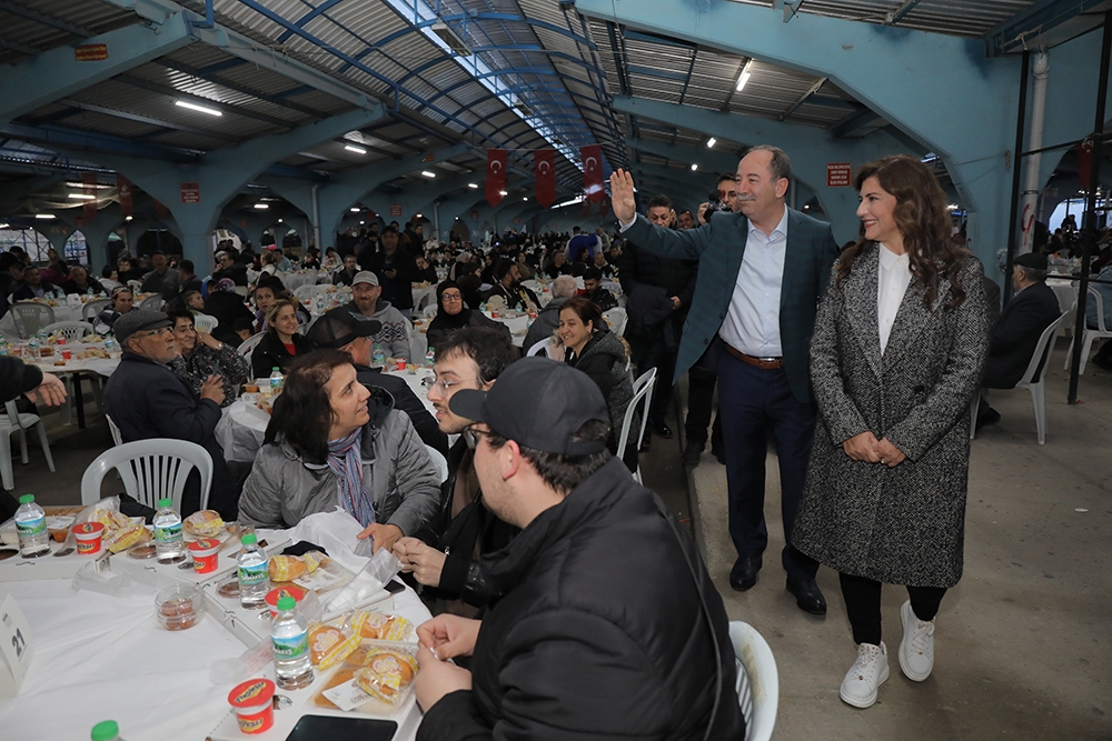 Kadir Gecesi’nde kurulan Edirne Sofrasında yaklaşık 10 bin kişi iftar yaptı.