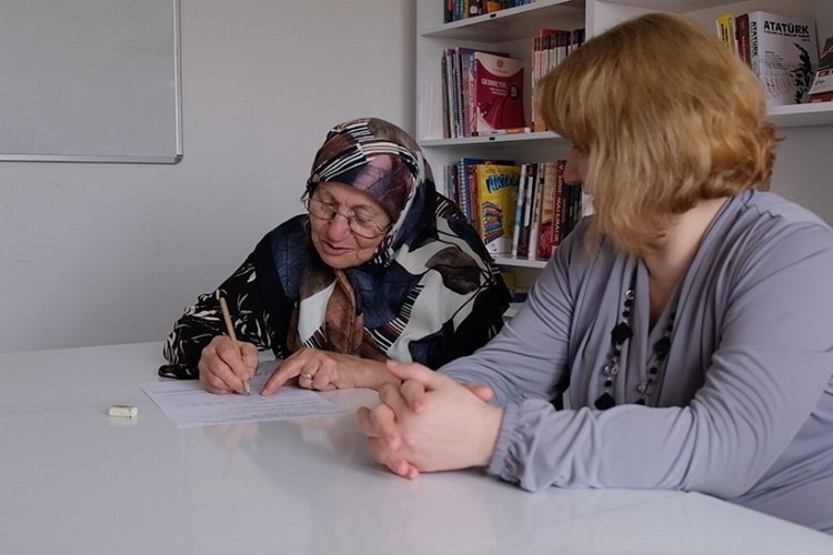Edirne'de 61 yaşında Necibe Hakver okuma-yazma öğrendi
