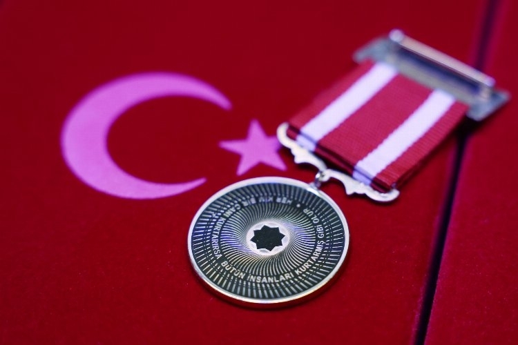 Deprem bölgelerinde arama kurtarma faaliyeti yapan 55 bin kişiye 'fedakârlık' nişanı!
