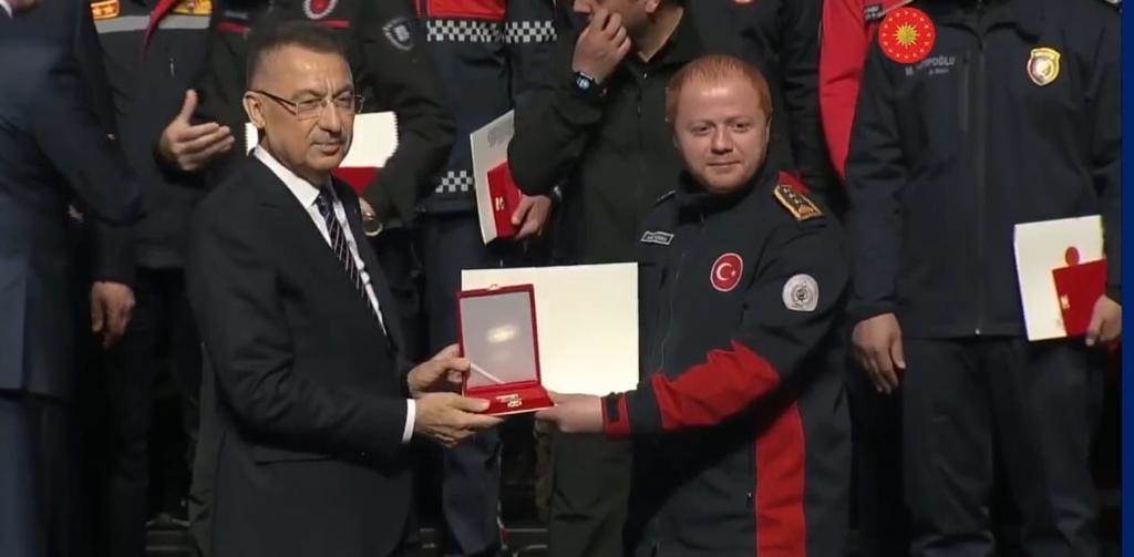 BÜYÜKŞEHİR ARAMA KURTARMA EKİBİNE DEVLET ÜSTÜN FEDAKÂRLIK MADALYASI