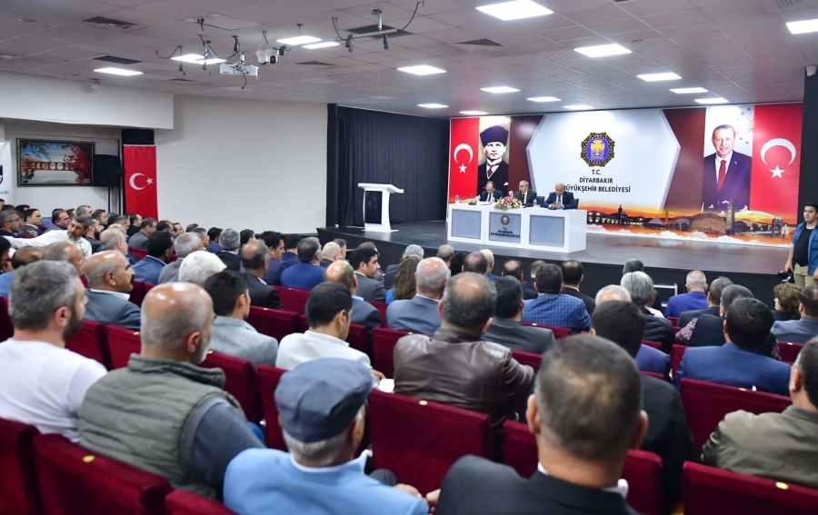 Vali Ali İhsan Su Sur ilçesi muhtarlarıyla bir araya geldi