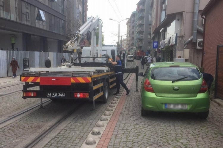 Kocaeli'nde Tramvay yoluna park edilen araçlar çekiliyor