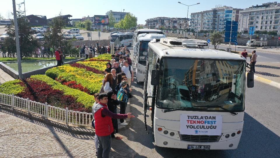 Teknofest’e Gitmek İçin Tuzla’da Binler Kuyruk Oluşturdu
