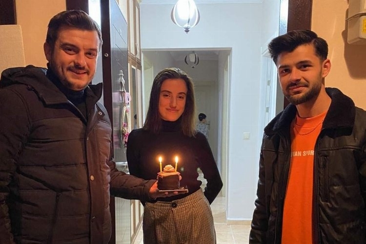 Bursa Yenişehir'de İlk kez oy kullanacak gençlere süpriz kutlama