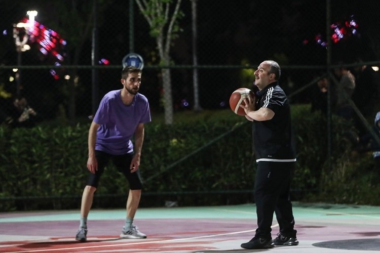 Bakan Mustafa Varank'tan gece yarısı basketbol maçı yaptı.