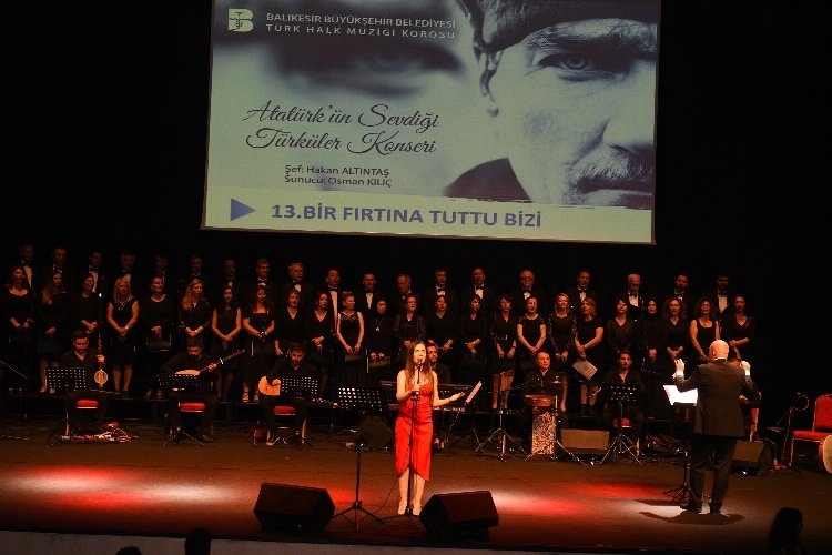 Balıkesir'de Atatürk’ün sevdiği şarkılar hep bir ağızdan söylendi