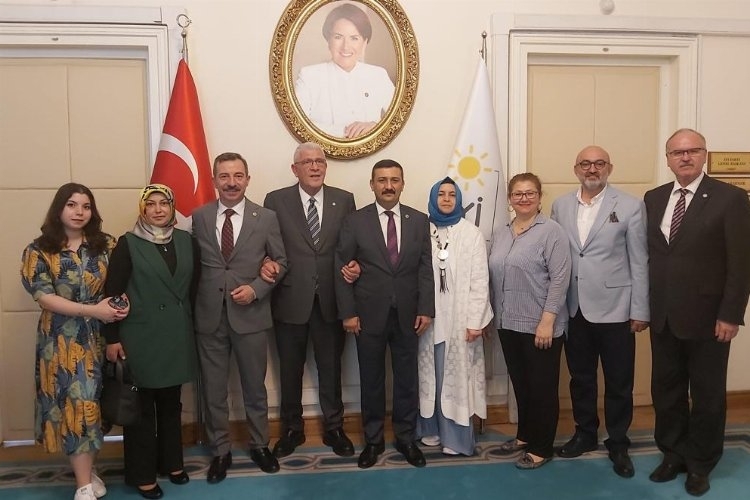 Bursa’yı temsil edecek olan İYİ Partili vekilleri kayıt yaptırıp rozetlerini taktı