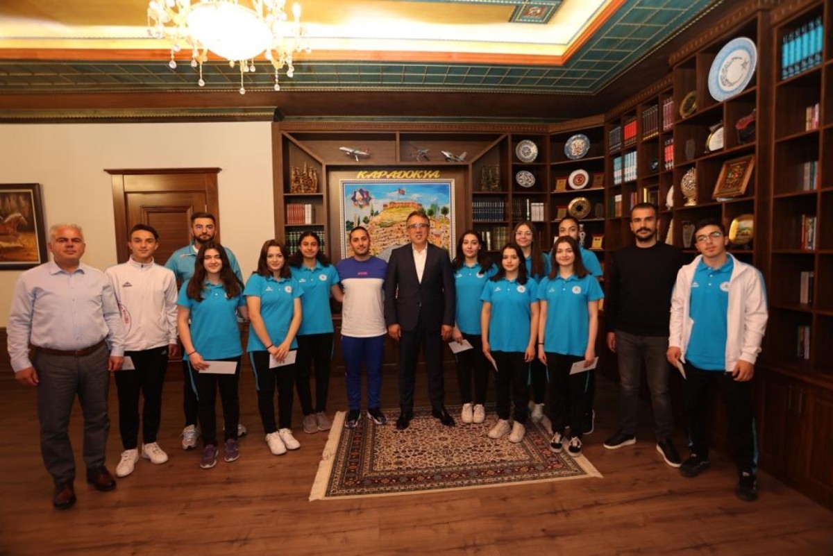 Başkan Savran Gençlik ve Spor Kulübü sporcularını ödüllendirdi.