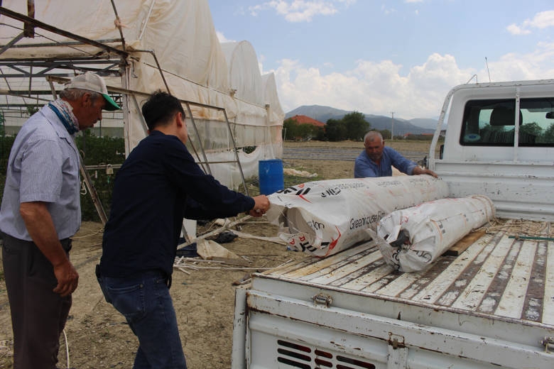 Büyükşehir Belediyesi seraları zarar gören üreticilere naylon yardımı yaptı