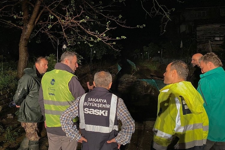 Sakarya'da gece boyunca sel felaketine karşı çalışma mesaisi
