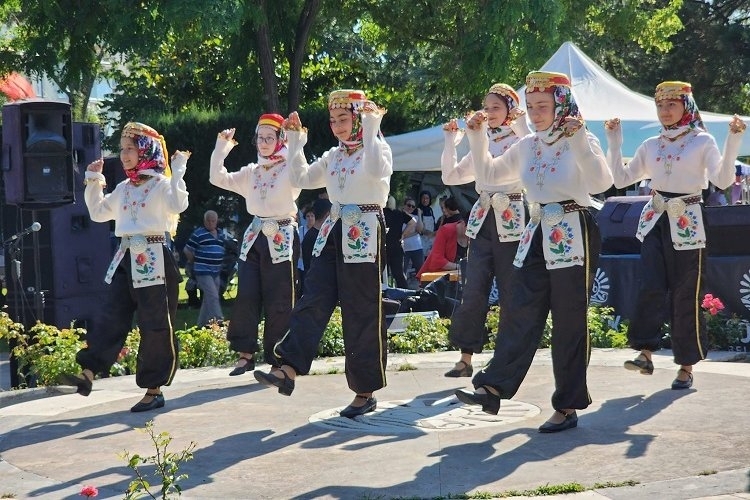 Bahar Şenliği Gölcük'te başladı