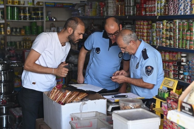 Karabağlar Zabıtası İşyerlerinde Kapsamlı Denetim Gerçekleştiriyor