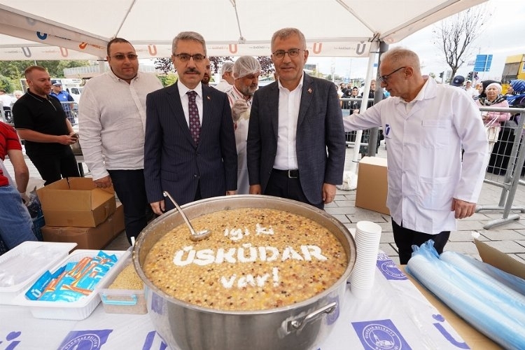 İstanbul Üsküdar'da Aşure Bereketi Paylaşıldı