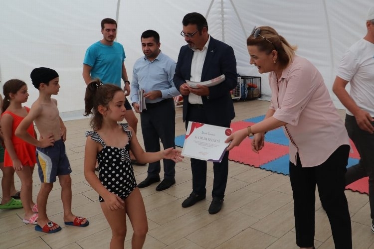 İzmit'in Genç Yüzme Yetenekleri Sertifika Aldı