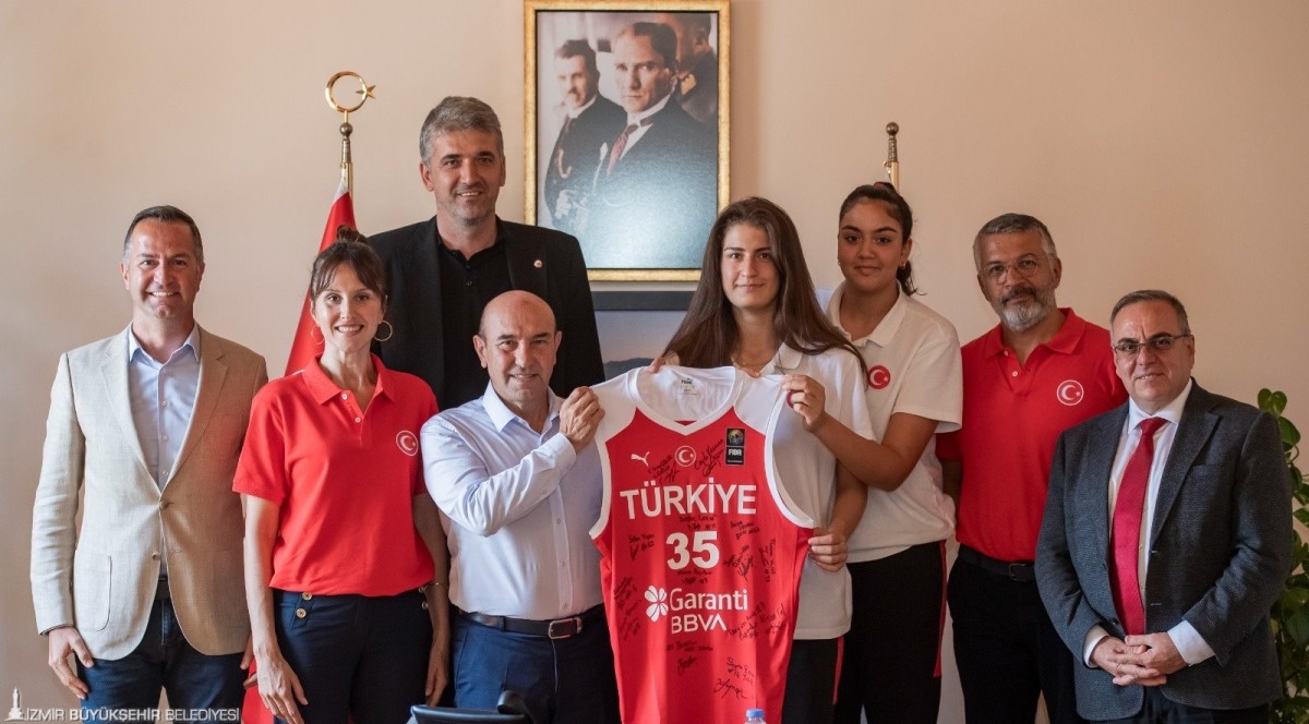 Milli Takım Oyuncuları, Başkan Soyer'e Kupa İçin Söz Verdiler