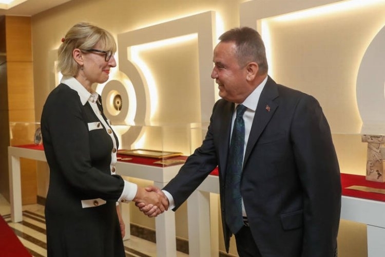 İngiltere Büyükelçisi Jill Morris, Başkan Böcek'i Ziyaret Etti