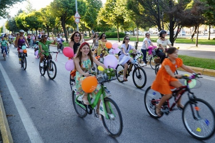 Süslü Kadınlar'dan bisiklette renkli görüntüler