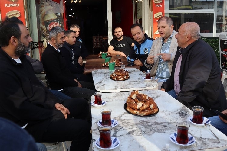 Düzce'de Zabıta Simitleri, Esnafın Çaylarıyla Buluşturuyor