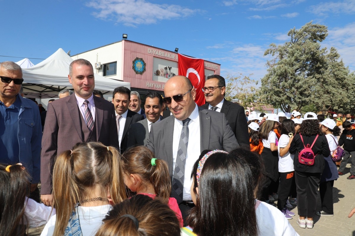 Genel Sekreter Çiftçi, Öğrencilerle Birlikte Hayvan Bakım Evi'ni Ziyaret Etti