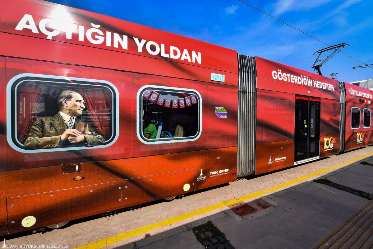 Özel Tasarım Tramvaylar, İzmir Sokaklarını 100. Yılda Aydınlatıyor