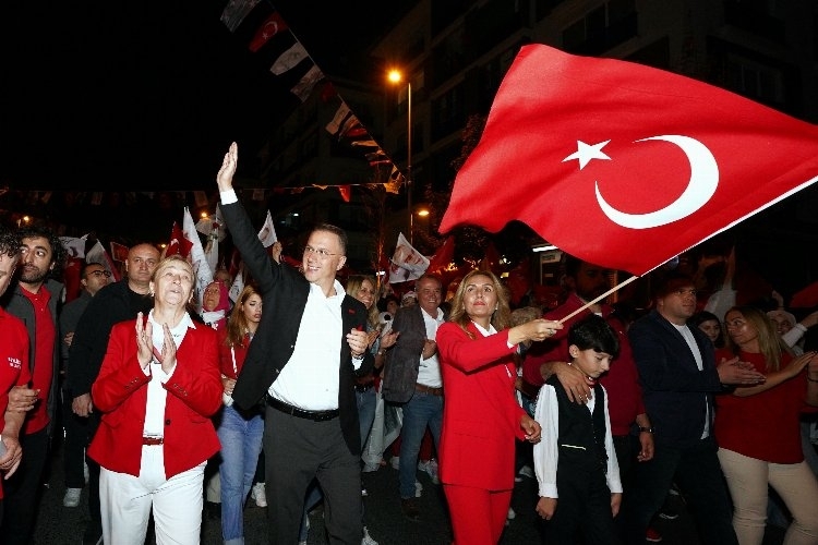 Beylikdüzü'nde Binlerce Kişi, 100. Yılı Coşkuyla Kutladı