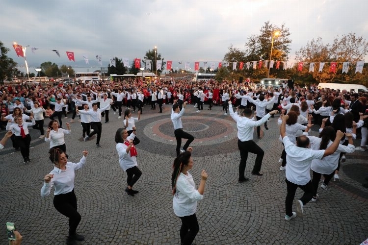 İzmit'te 100 Zeybek Gösterisiyle Coşku Doruğa Çıktı