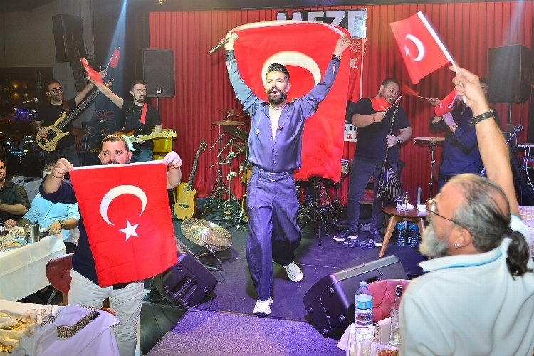 Ünlü Sanatçı, 100. Yılı Bursa'da Coşkuyla Kutladı