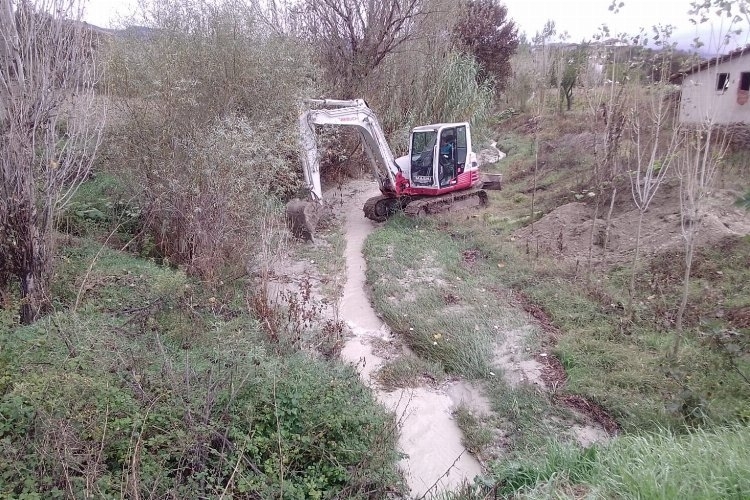 Selendi, Manisa'da Dere Temizliği Çalışmaları Başladı