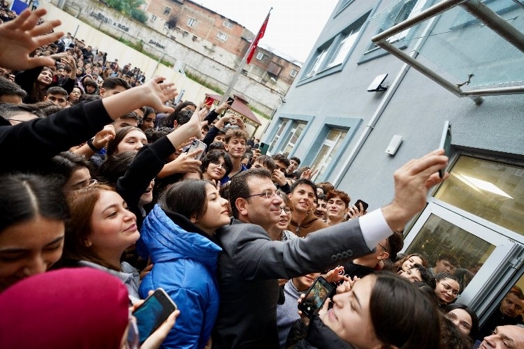 Okul Ziyaretinde Başkan İmamoğlu'na Yoğun İlgi