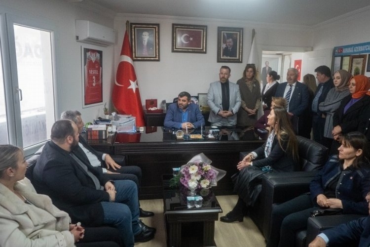 Güzelbahçe'de Parti Bayrakları Yerine Renkli Çiçekler Süsleyecek