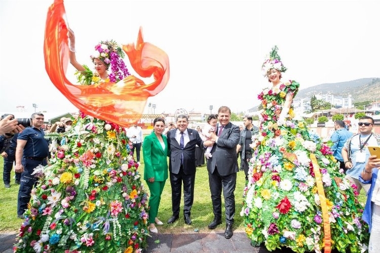 Renk Cümbüşü: Çiçek Festivalindeki Canlı Görüntüler
