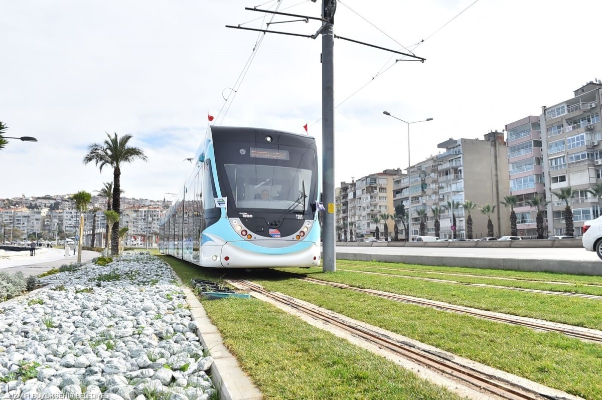İzmir'deki Kadınlara Anne Kartı ile Ulaşım Desteği