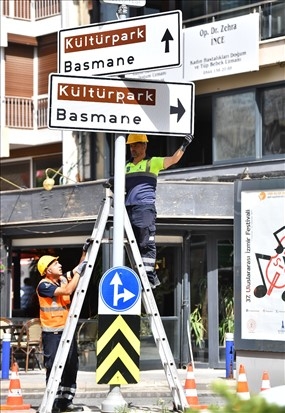 İzmir Büyükşehir Belediyesi Yılda 15 Bin Trafik Levhası Yerleştiriyor