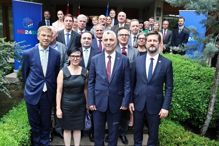 Bakan Bolat, AB'deki Büyükelçilerle buluştu