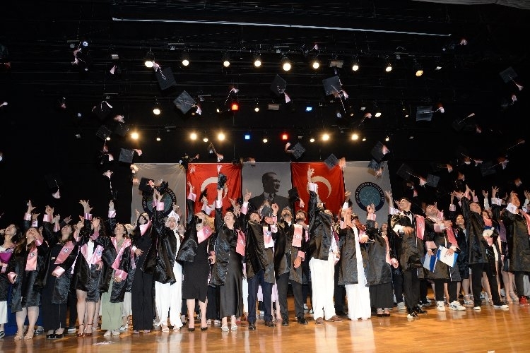 Bursa Uludağ Üniversitesi'nden 300 Bin Mezun Yola Çıktı