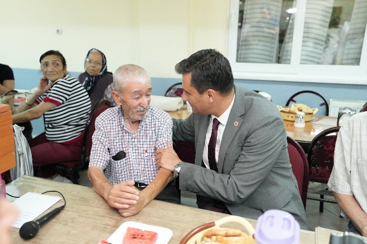 Manisa Cemevi’nde Başkan Zeyrek, Yurttaşlarla Birlikte İftar Açtı