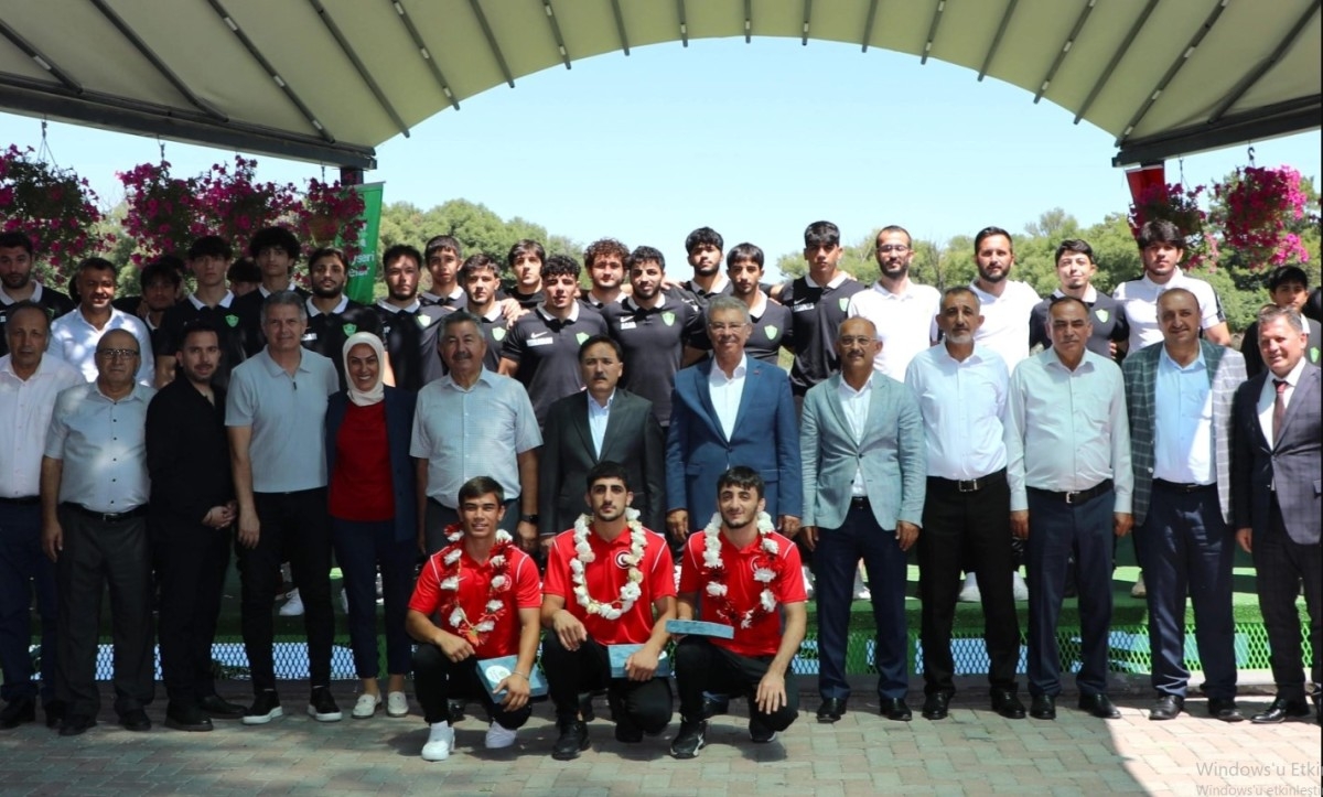 Kayseri Şekersporlu Millî Güreşçilere Ödül Töreni Düzenlendi