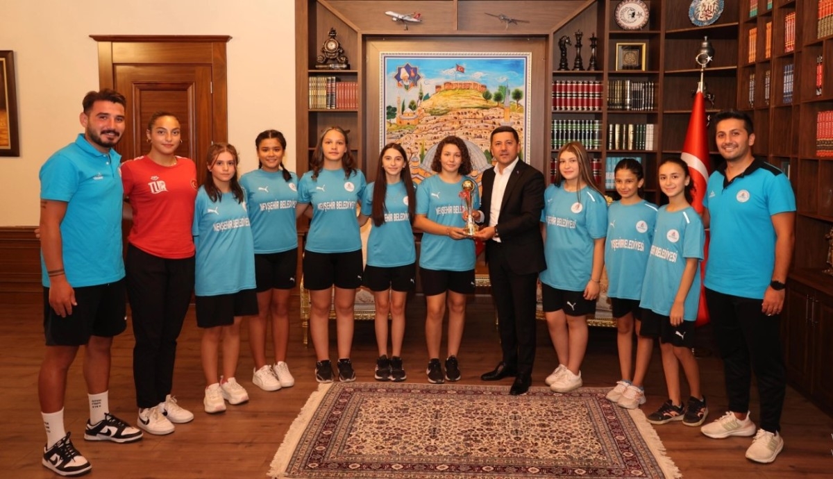 Başkan Arı, Başarı Gösteren Sporcuları Ödüllendirdi