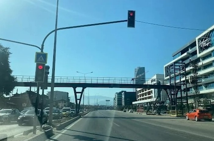 Bursa Geçit'teki üst geçit ve trafik lambaları sürücüler arasında sorun yaratıyor