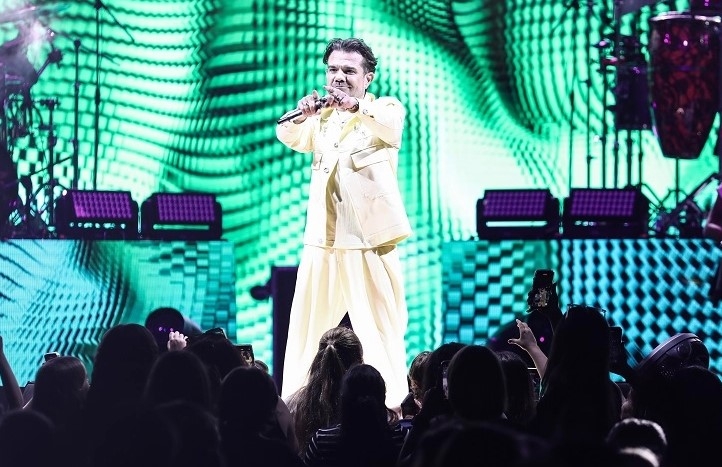 Kenan Doğulu, Çeşme'deki performansıyla hayranlarını büyüledi