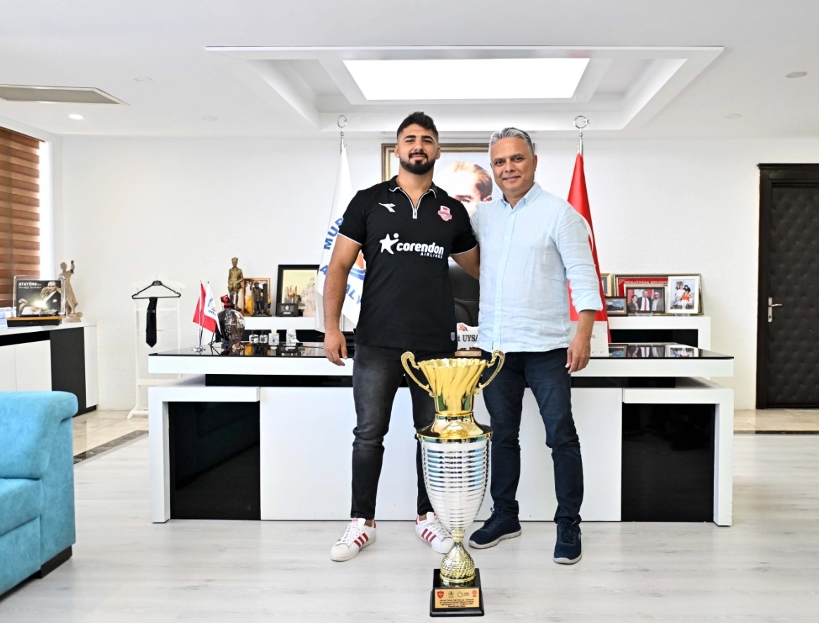 Başpehlivan Enes Doğan’a Karanfilli Karşılama