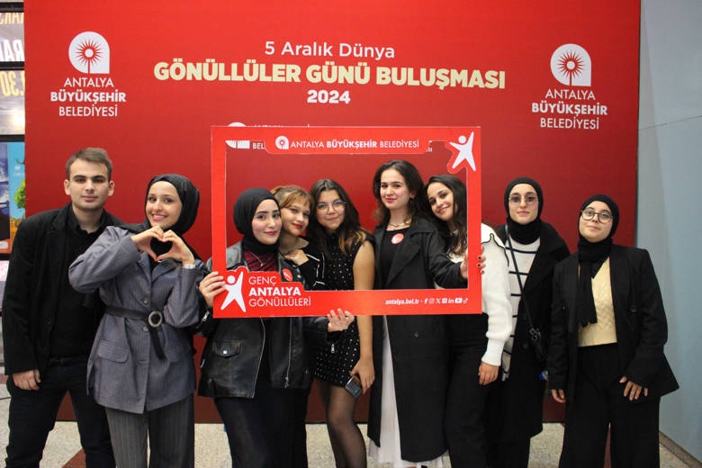 Büyükşehir, Gönüllüler Günü'nü Gençlerle Birlikte Kutladı