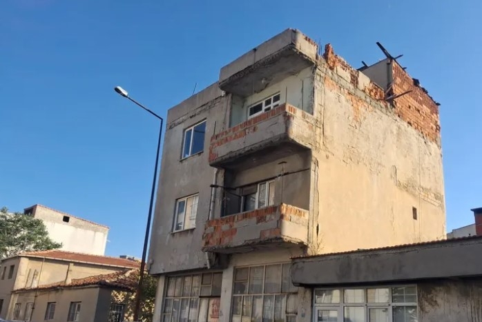 Keşan’da Tamamlanmayan İnşaat Mahalle Sakinlerini Endişelendiriyor