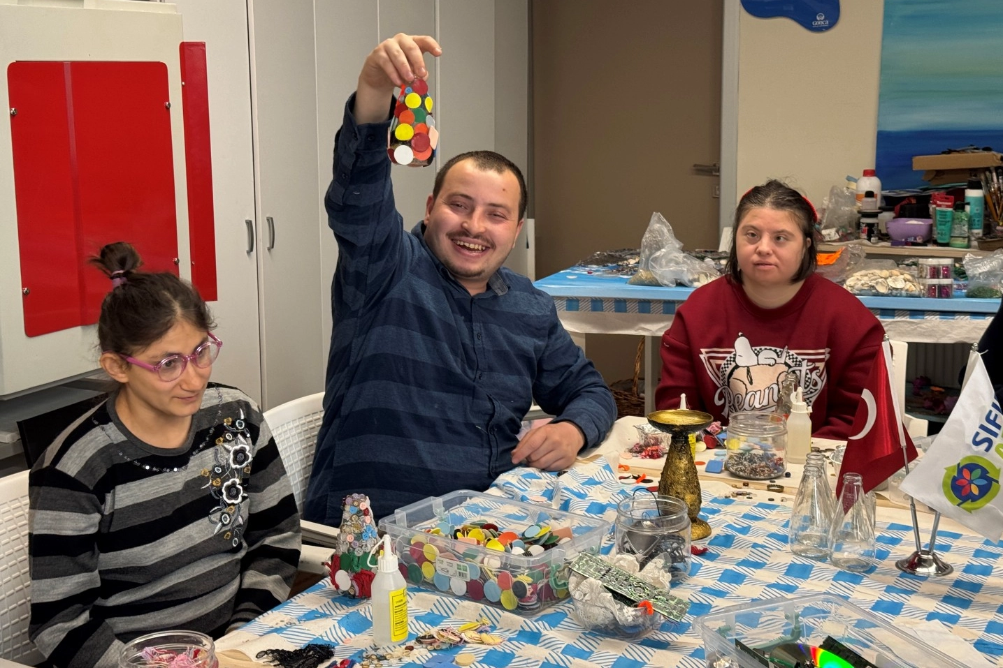 Gonca Engelsiz Yaşam Merkezi’nde Cam Atıklar Sanata Dönüştü