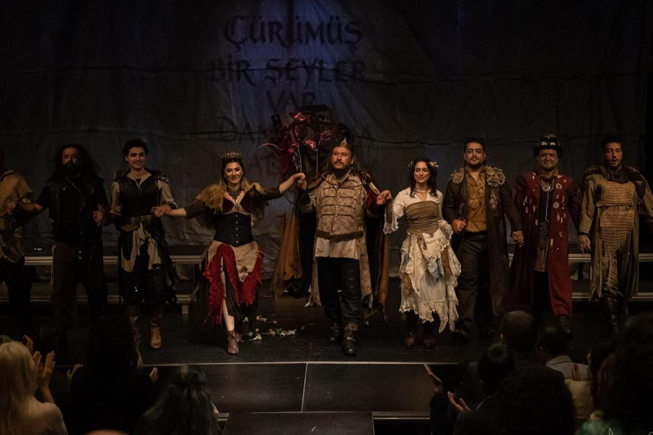 Maltepe Belediye Tiyatrosu “Hamlet” ile Babel Festivali’nde Ayakta Alkışlandı