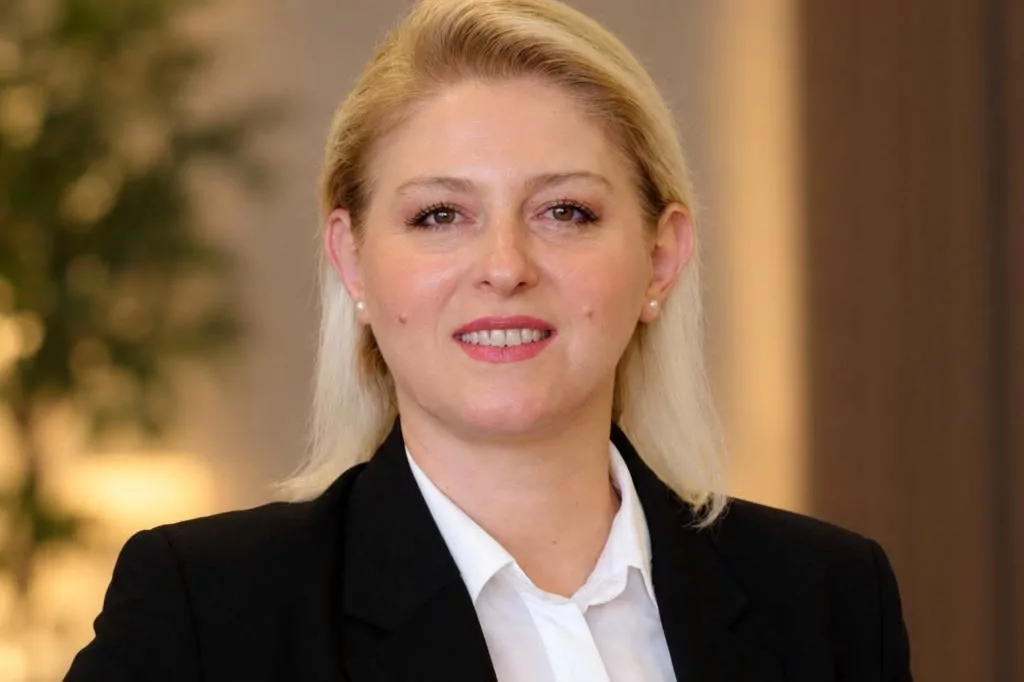 Özlem Becan’dan AK Parti’ye Geçişlere Tepki: “Sandık İradesi Korunmalı”