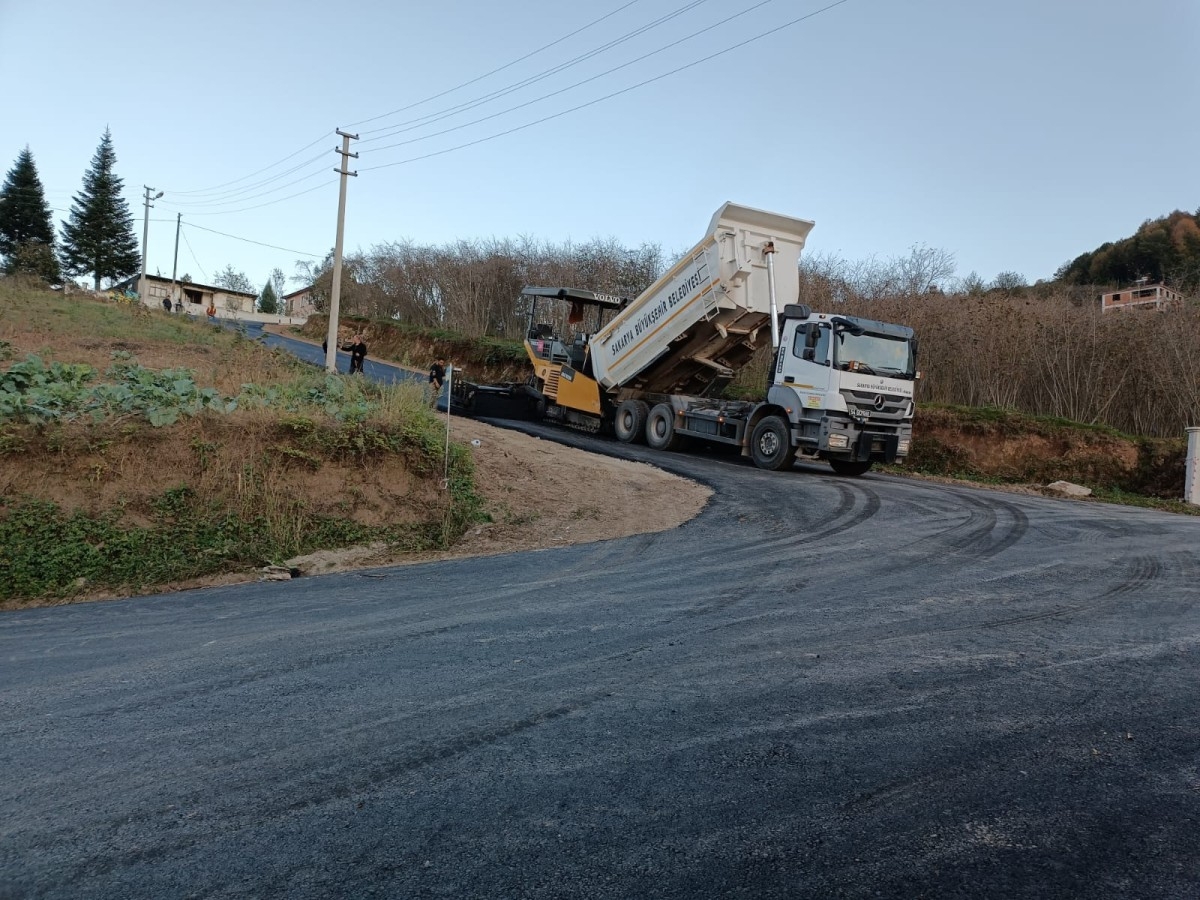 Akyazı Güzlek Mahallesi’ne 2 bin 261 ton sıcak asfalt