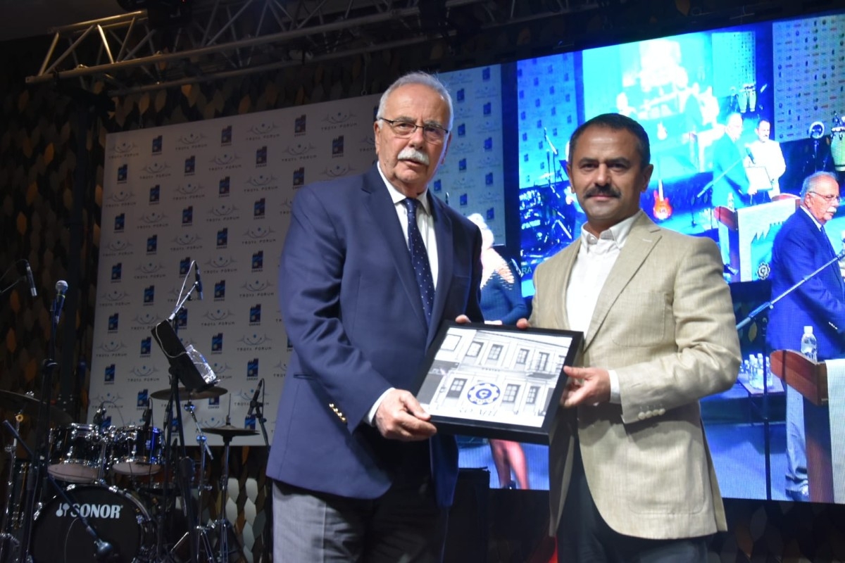 Başkan Ülgür Gökhan'a 30. Yıl Plaketi