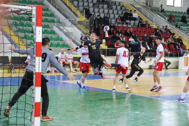 Rizeli hentbolcular evinde 2'de 2 yaparak Galip geldi